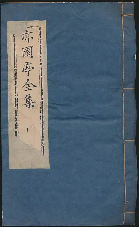 软抄本是一种传统的书写载体，它是以纸张为载体，手工抄写的书籍或文献的一种形式。在现代社会，随着科技的发展，电子书和数字化文献逐渐普及，但软抄本仍然在某些领域和人群中保留着其独特的地位和价值。